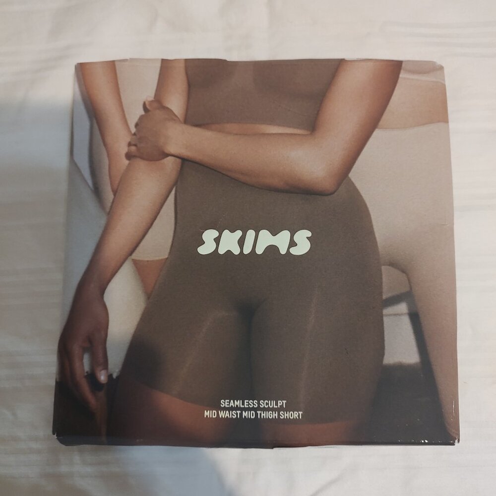 SKIMS Seamless Sculpt Mid Waist Mid Thigh Short Color: Sand Size: Medium New